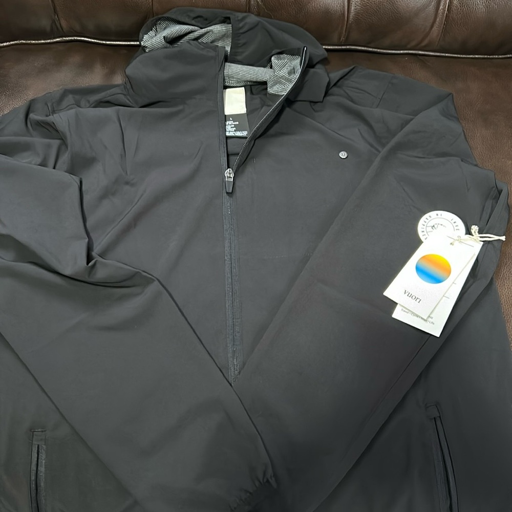 Brand new Men's Vuori outdoor trainer shell black size large L